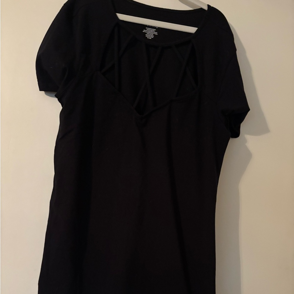 Torrid Black Short Sleeve T-Shirt with Cut Out V-Neck Design